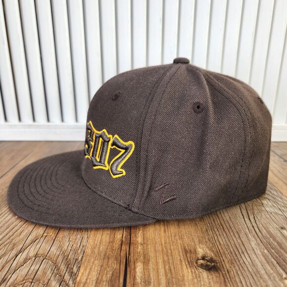 Zephyr 32/5 Chopped 307 Wyoming Size 7 1/4 Hat Cap Brown Flat Bill Old English - Picture 6 of 10